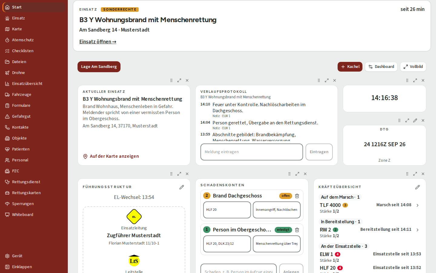 Am Desktop: das Lagedashboard mit aktuellem Einsatz, Verlaufsprotokoll, Uhrzeit, Führungsstruktur, Schadenskonten und Kräfteübersicht als frei angeordnete Kacheln
